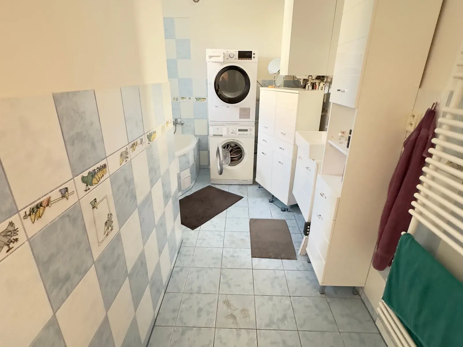 Koupelna s původními modrými obklady a dlažbou před rekonstrukcí