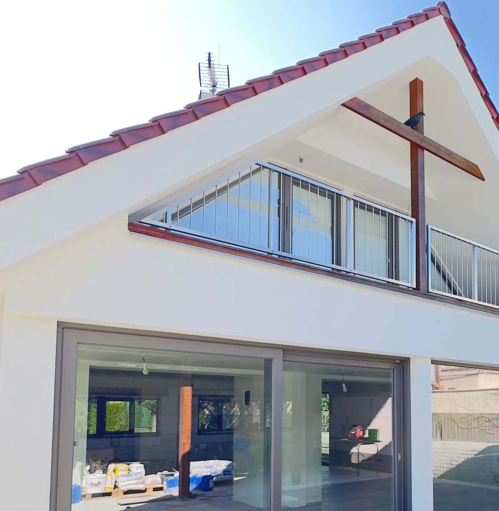 Novostavba s posuvnou prosklenou stěnou a štítovým oknem